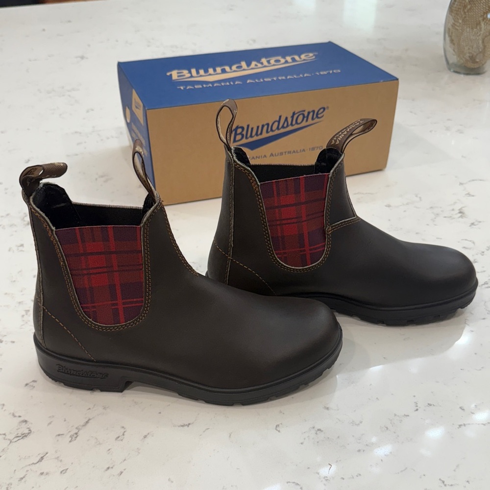 Blundstone boots new never been wore!